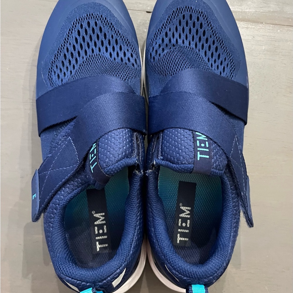 Blue Performance Athletic Shoes for Dynamic Workouts